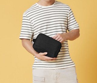 RECYCLED ESSENTIALS WASH BAG